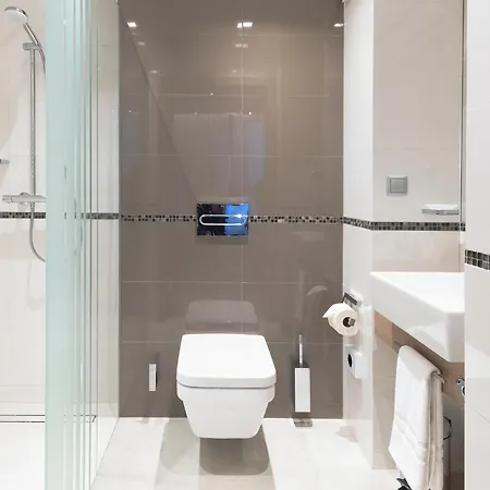 غولدين توليب إيربورت فندق 4*