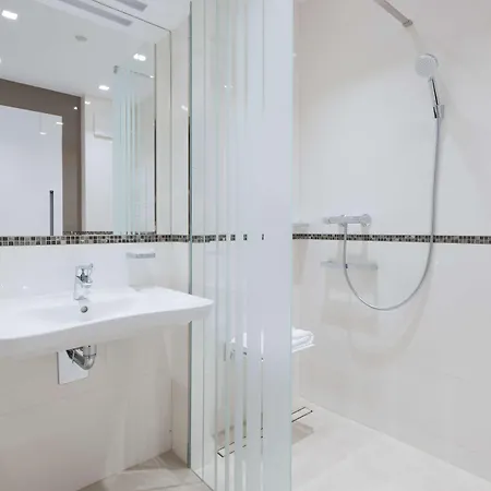 Ξενοδοχείο Golden Tulip Airport 4*