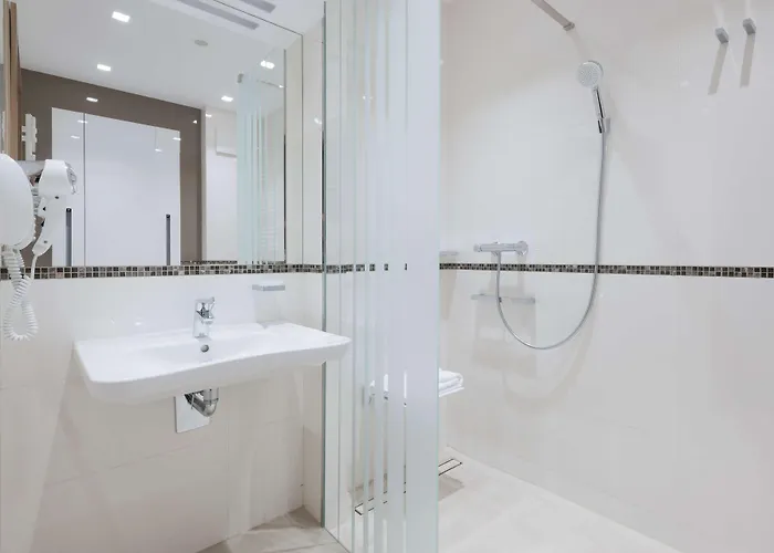 Hotel Golden Tulip Airport 4*